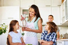 bere-acqua-in-famiglia.jpg