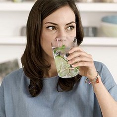 brita_experience_personal_hydration_needs_woman_drinking_mint_water_300x300.jpg